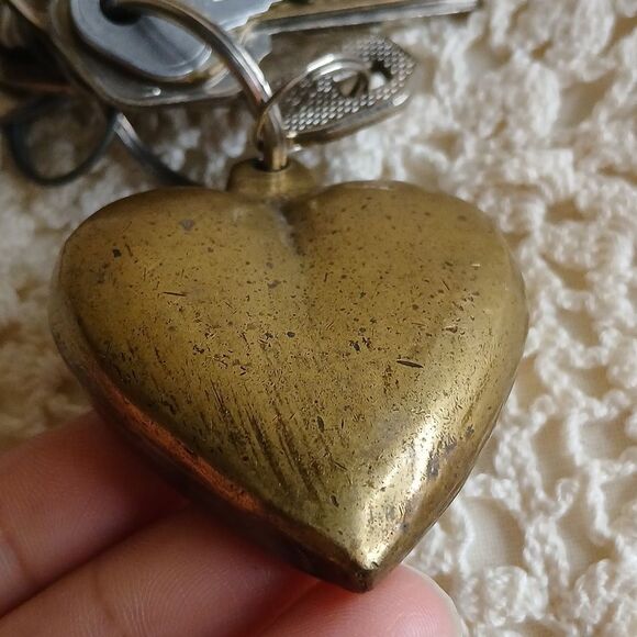 Vintage Brass Heart Shaped 2.5 inch Key‎ Chain with 13 Keys - Picture 7 of 15